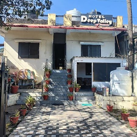 Hotel Deep Valley Маунт Абу Екстериор снимка