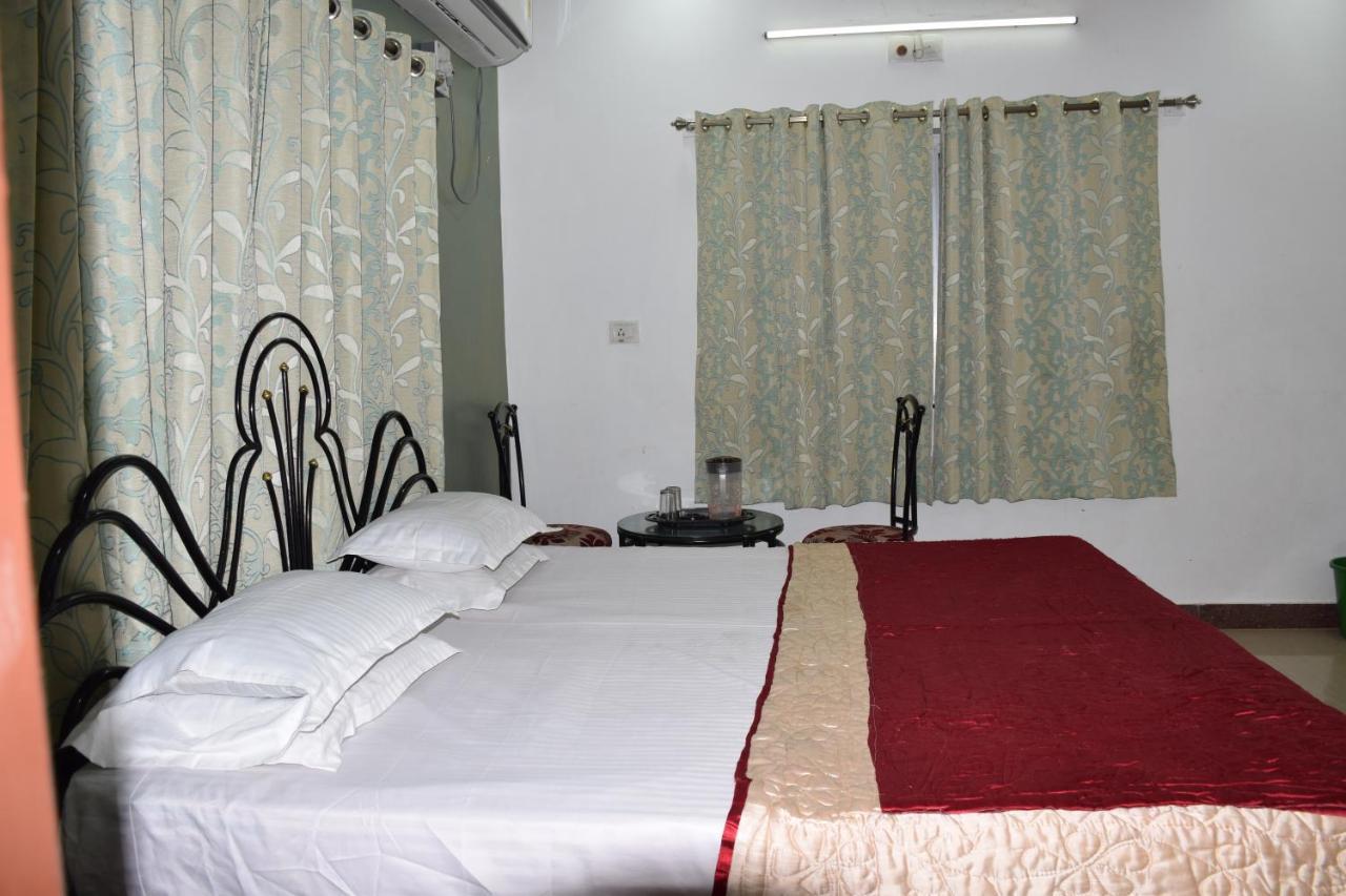 Hotel Deep Valley Маунт Абу Екстериор снимка