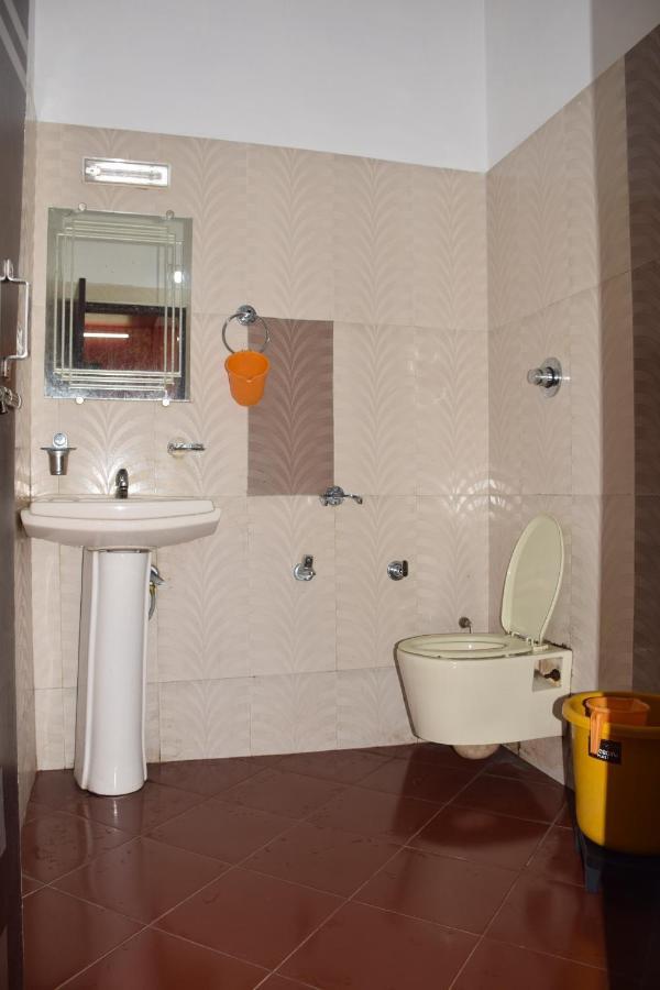 Hotel Deep Valley Маунт Абу Екстериор снимка