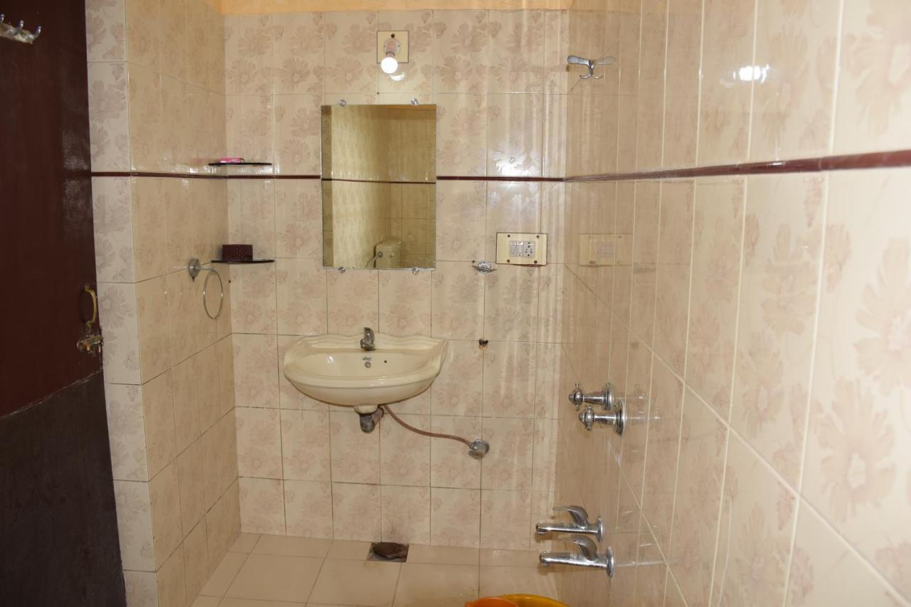 Hotel Deep Valley Маунт Абу Екстериор снимка