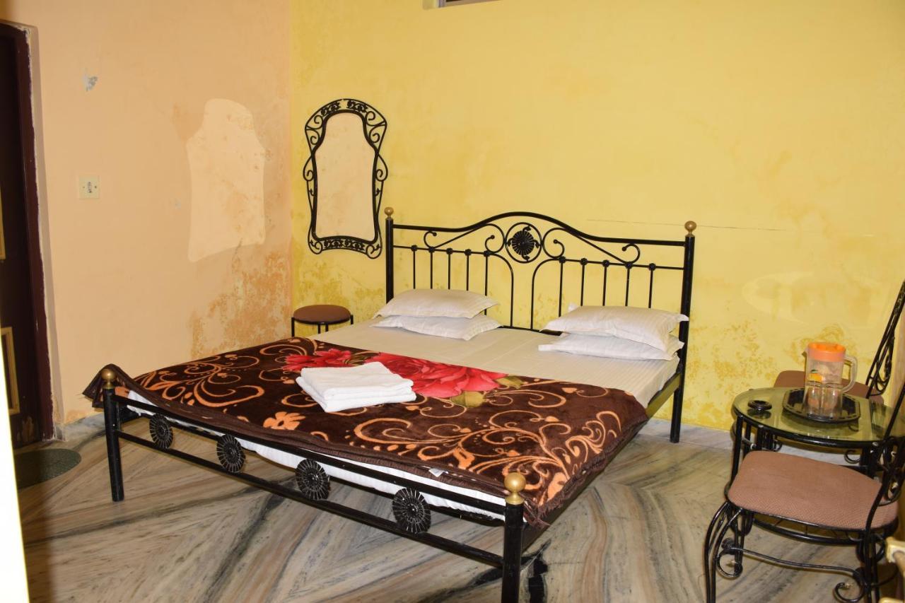 Hotel Deep Valley Маунт Абу Екстериор снимка