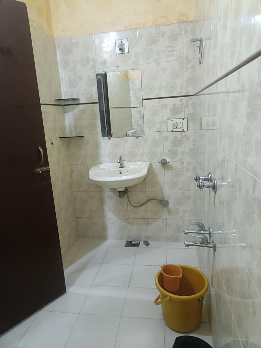 Hotel Deep Valley Маунт Абу Екстериор снимка