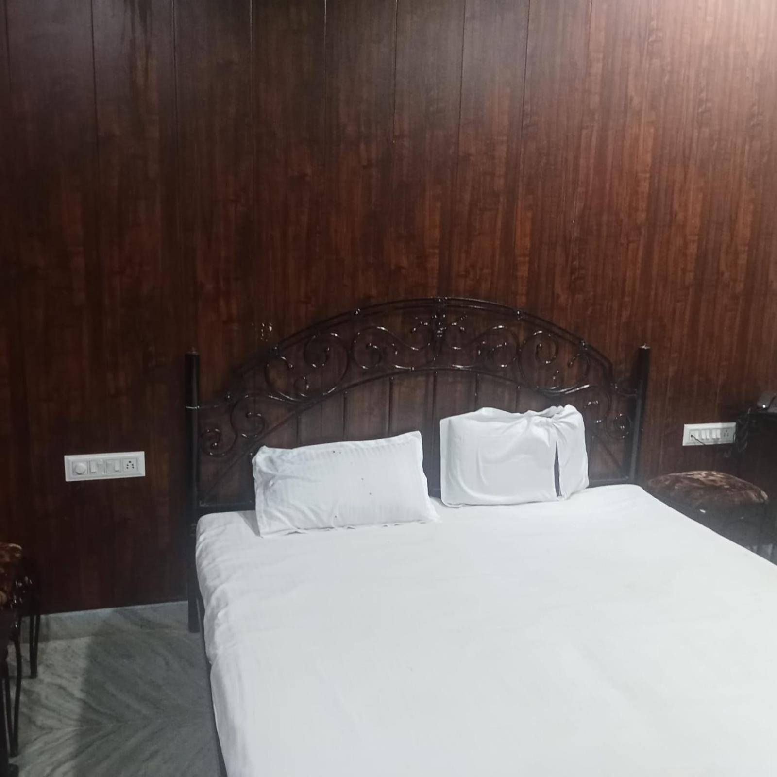 Hotel Deep Valley Маунт Абу Екстериор снимка